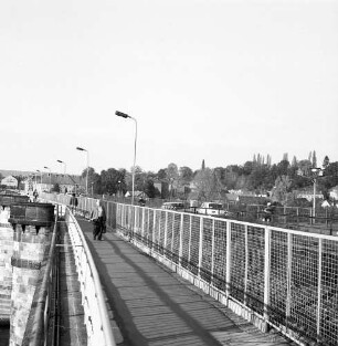 Pirna. Stadtbrücke Pirna (1872/1875; 1928 Verbreiterung). Sandsteinbogenbrücke als Verbindung zwischen Pirna-Westvorstadt und Pirna-Copitz. Blick auf den Fußweg und Absperrgitter in Richtung Copitz
