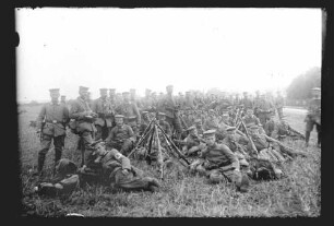 Soldaten-Gruppenbild an Rastplatz (Gruppenbild)