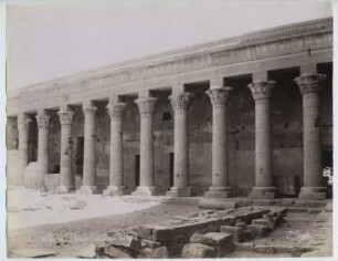 Tempel der Isis, Philae: Ansicht, nördliche Säulenkolonnade (Dromos) vor dem Ersten Pylon