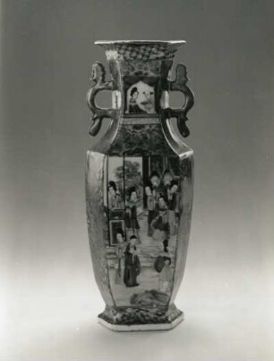 Sechskantige Vase (China, 2. H. 19. Jh.; Porzellan, plastische Auflagen; Aufglasurmalerei; Höhe 32 cm; Staatliche Kunstsammlungen Dresden (SKD)
