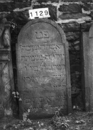 Grabstein 1129 (Index: 99630632) Material: Sandstein Zustand: verwittert mit Textverlust Maße HxBxT: 0x0x0 cm Beschreibung: Stele mit eingezogenem Rundbogenabschluß, Schriftfeld eingetieft: Grabstein 1129