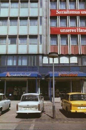 DDR. Berlin-Mitte, Alexanderplatz. Parkende Fahrzeuge vom Typ Trabant vor einem Wohnblock