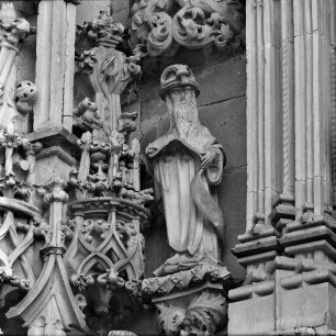 Linke Portalrahmung, mittlerer Teil: Apostelfiguren (?)