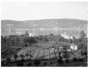 Villefranche/ Frankreich: Passagierdampfer in der Bucht. Blick über Felder auf Bucht mit Passagierdampfer wohl der Hapag