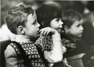 Kinderpublikum im Festsaal des Schweriner Schlosses