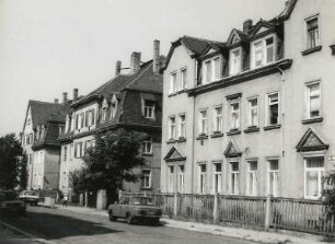 Dresden-Mickten, Naundorfer Straße 24-20. Wohnhäuser (um 1910, 1910 und 1900). Straßenansicht von Südwesten