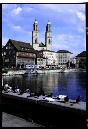 Zürich: Limmatkai, Rathausbrücke mit Grossmünster