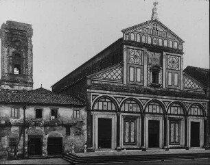 Florenz, S. Miniato al Monte, Aussenansicht der Hauptfassade von Westen