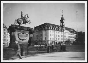 Dresden, Neustädter Markt : Dresden-Neustadt. Blick über den Neustädter Markt mit dem Rathaus und Reiterstandbild August des Starken in die Hauptstraße nach Nordwesten