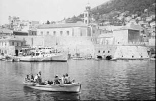 Dubrovnik: Boot mit Touristen im Hafen