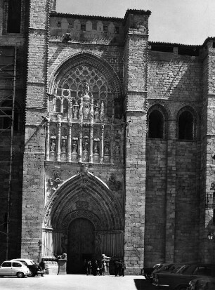 Avila. San Salvador (Baubeginn um 1172, Vollendung 1401/1500). Teilansicht der Westfassade