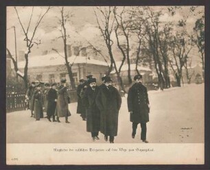 Mitglieder der russischen Delegation auf dem Wege zum Sitzungssaal.