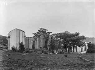 Bauwerk : Bauwerk inmitten einer Landschaft