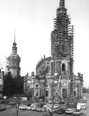 Dresden-Altstadt. Hofkirche (1738-1756; G. Chiaveri). Blick von der Brühlschen Terrasse über den Schloßplatz zum eingerüstetem Schloß mit Hausmannsturm und zur Kirche mit eingerüstetem Turm