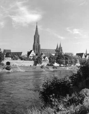 Ulm. Stadtteilansicht mit Münster (Fertigstellung (Turm) 1890). Blick über die Donau