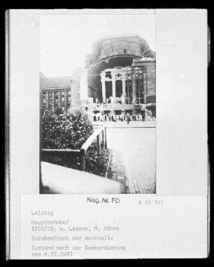 Leipzig. Hauptbahnhof, Straßenfront der Westhalle, Zustand nach der Bombardierung : Leipzig. Hauptbahnhof. Straßenansicht der Westhalle. Zustand nach der Bombardierung vom 4.12.1943