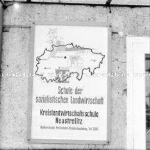 Namensschild der Schule der sozialistischen Landwirtschaft Kreislandwirtschaftsschule Neustrelitz