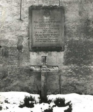 Grabanlage der Familie von Nostitz-Wallwitz : Grabanlage der Familie von Nostitz-Wallwitz. Sandstein, Holz. Dresden-Neustadt, Nordfriedhof (Garnisonsfriedhof)