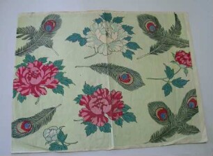 Papierbogen mit Pfingstrosen und Pfauenfedern