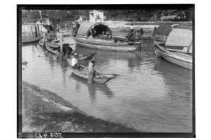 Boote auf dem Fluss : Phetchaburi. Boote auf dem Fluss oder einem Kanal bei einer Schleuse, 1909