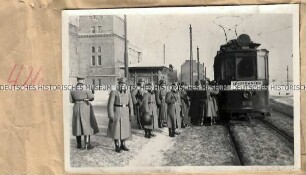 Angehörige der Ordnungspolizei an einer Straßenbahn mit der Aufschrift Sonderwagen
