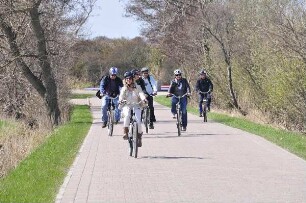 Insel Hiddensee - Radfahrer : Gepflasterter Weg, Radfahrer bei Kloster. Aufgenommen am 19. April 2011 auf der Ostseeinsel Hiddensee
