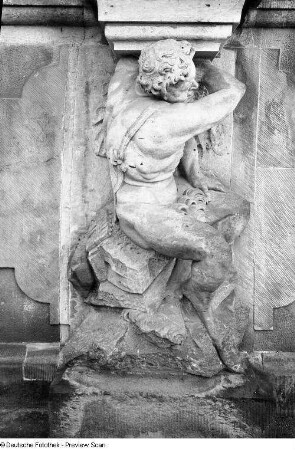 Konsole mit Faun, seitlich auf einem Felsblock sitzend