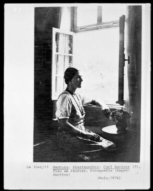 Frau am Fenster