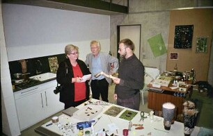 Kulturzentrum Wassermühle: Atelierhaus: Stipendiat Dirk Meinzer wird in seinem Atelier beim Besuch des Landrats Klaus Plöger von Journalistin befragt