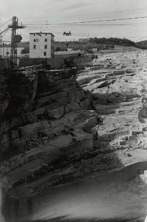 Granit-Steinbruch am Kreuzberg : Striegau (Kreis Schweidnitz) / Strzegom (Powiat Świdnicki/Polen). Granit-Steinbruch am Kreuzberg. Abbauwand mit verschiedenen Arbeitsebenen und Kabelkrananlage
