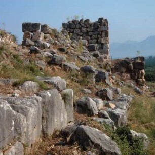 Tiryns. Burgtor. 1300 v. Chr., und Ostmauer, 14. Jh. v. Chr.