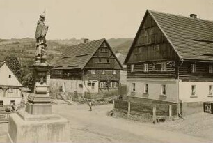 Saubernitz (heute Zubrnice / Tschechien). Dorfplatz mit Wohnhäusern und Statue des Heiligen Johannes von Nepomuk (1723)