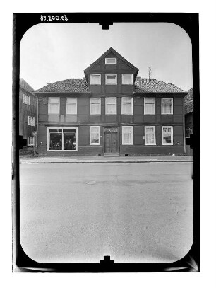 Boizenburg/Havel, Klingbergstraße. Wohnhaus mit Laden. Straßenfront