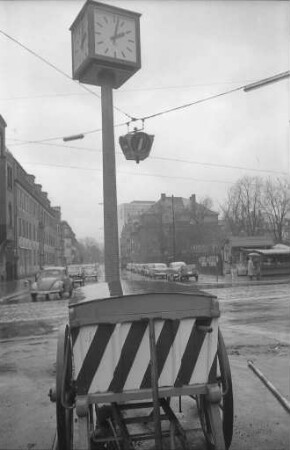 Neue öffentliche Uhr an der Kreuzung Klauprecht-/Karlstraße.