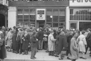 Berlin. Menschen vor einem Geschäft (Hamburger Kaffee-Lagerei)