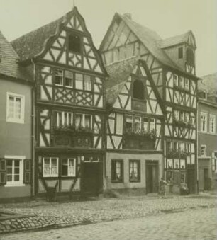 Rhens, Hochstraße 7/9. Wohnhäuser (Nr. 7: 1671, Nr. 8: 1658, Nr. 9: 17. Jh.). Straßenansicht