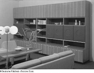 Couchtisch : Wohnzimmermöbel (1972; VEB Möbelkombinat Berlin (MKB)). Ansicht mit Anbauwand, Couchtisch und Sitzgruppe