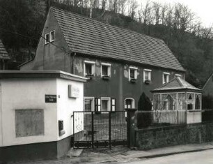 Pirna-Mockethal, Arthur-Thiermann-Straße 1. Wohnhaus mit Gartenpavillon (1851/1900)