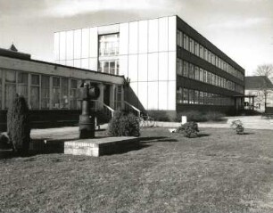 Dresden-Strehlen, August-Bebel-Straße. TU Dresden, Institutsgebäude für Kunst-und Musikwissenschaften (um 1975). Ansicht von Ost mit Metallobjekt