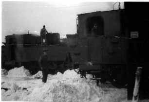Bahnhof Gammertingen, Lok 11 und Lok 12, auf Lok 11 Lokführer Josef Vatterodt, Maschinenmeister Mathias Wannenmacher und Oberlokführer Heinrich Lauw (1905 - 1972, kam 1928 zur Landesbahn)