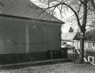 Bad Muskau-Köbeln. ehemalige Schule (um 1900, Anbau um 1930). Seitenfassade des Anbaus mit russischer Aufschrift