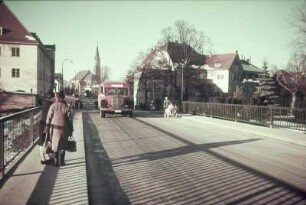 Deutschland. Straßenbild mit Brücke. Blick zu einer Kirche. Ansicht mit Büssing-Fahrzeug