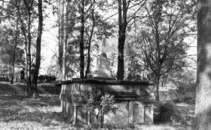 Neukirch. Grabstätte der Müllerfamilie Richter auf dem Friedhof an der Kirche