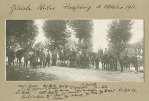 Georg von Körbling, Oberstleutnant späterer Generalleutnant, beim Geländeritt, Straßburg, 1911, teils zu Pferd, teils stehend, einundzwanzig Offiziere in Uniform und Mütze