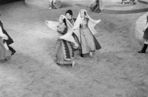 Szenenbilder aus dem Ballett "Gajaneh" von A. Chatschaturjan, Choreographie I. Gruber, mit E. Vesco, Deutsche Staatsoper Berlin, Premiere 21.10.1955