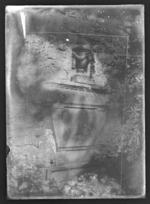 Grabdenkmal mit Urne