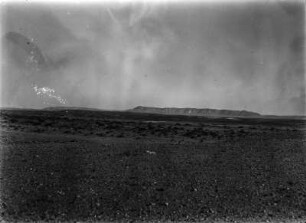 Wüstenlandschaft : Blick auf den Mukattam, einem Steinplateau inmitten einer Kieswüste mit spärlicher Vegetation nahe Kairo.