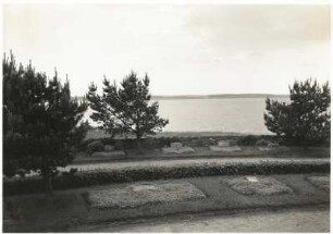 Angerburg (heute Węgorzewo / Polen). Friedhof auf der Jägerhöhe am Schwenzait-See gelegen mit Blick auf den See