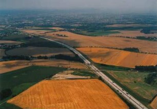 Dresden. A 4 in der Wilsdruffer Pflege mit Straße und Brücke Rennersdorf - Unkersdorf und dem künftigen Dresdner Dreieck (A4/A17) gegen Podemus und Elbtalwanne. Luftbild-Schrägaufnahme von Westnordwesten