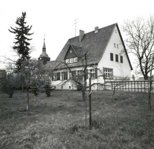 Schlepzig, Dorfstraße 34. Pfarrhaus (um 1750, um 1920). Ansicht mit Streuobstwiese